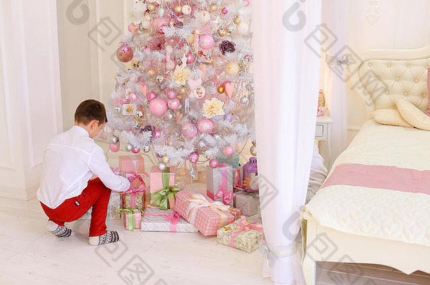 男孩准备一年的礼物圣诞节树
