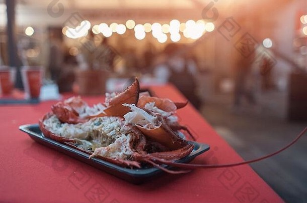 新鲜的红色的煮熟的龙虾纸板食物节日
