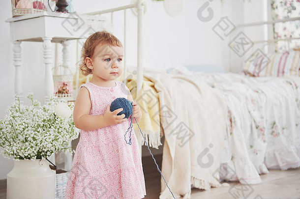 童年概念婴儿女孩可爱的衣服玩彩色的线程白色古董childroom