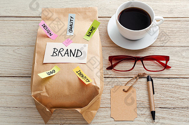 品牌市场营销概念卡夫纸袋品牌标签眼睛眼镜咖啡杯木桌子上