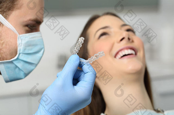 关闭牙医手显示植入物病人办公室