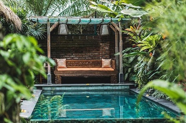 小私人游泳池巴厘岛房子绿色热带植物<strong>木沙发</strong>别墅丛林