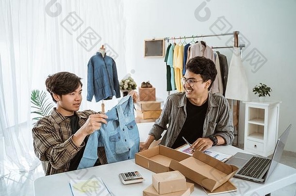 年轻的亚洲商人聊天服装产品办公室