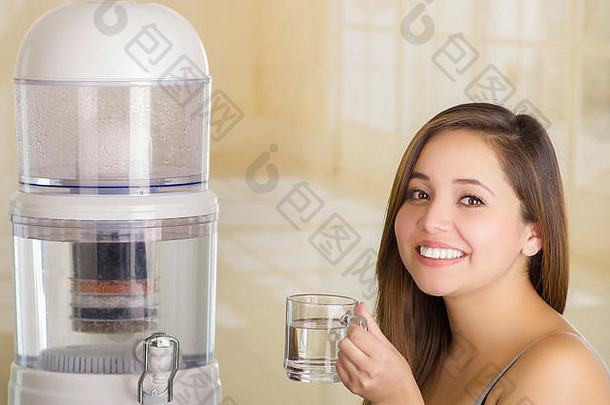 关闭美丽的微笑女人持有玻璃水过滤器系统水净化器厨房背景