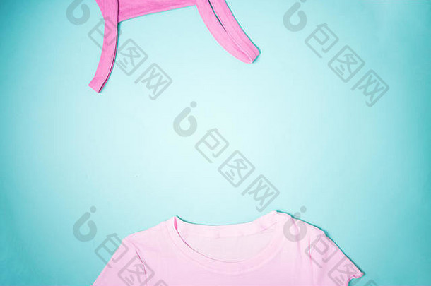 服装配件概念粉红色的夏天t恤蓝色的背景复制空间文本