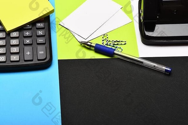业务工作概念计算器文具洞穿孔业务卡片请注意纸纸剪辑笔办公室工具孤立的色彩鲜艳的背景前视图