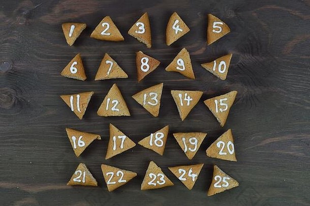 25编号按时间顺序排列排序出现饼干棕色（的）木背景