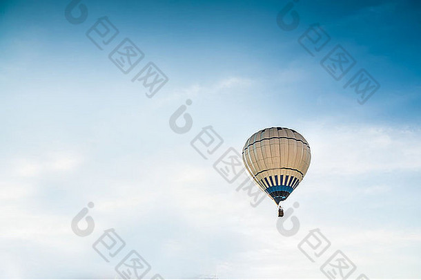 空气气球蓝色的天空背景
