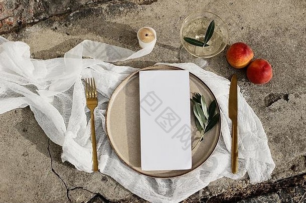 节日婚礼夏天表格设置金餐具橄榄分支玻璃酒桃子水果瓷晚餐板难看的东西混凝土