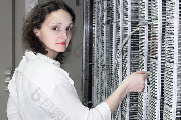 女人工作技术网站移动切换中心连接细胞手机