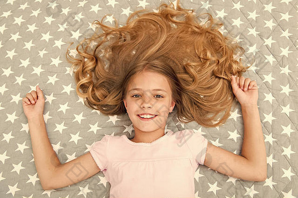 自然卷发治疗护理女孩孩子长卷曲的头发躺床上前视图孩子完美的卷曲的发型可爱的护发<strong>素面</strong>具有机石油头发闪亮的健康的令人惊异的卷发提示