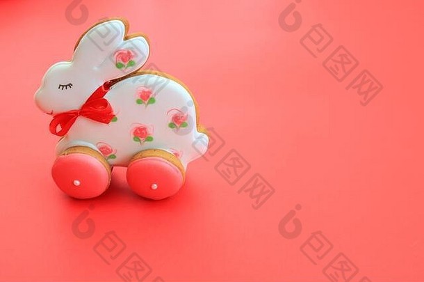 复活节假期概念手工制作的粉红色的白色姜饼饼干形式兔子红色的背景姜饼复活节的兔子