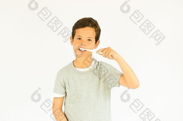 年轻的美丽的男孩刷牙<strong>牙齿</strong>