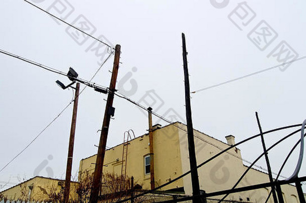 木电电信波兰人生活电线黄色的建筑结构烟囱<strong>紧急</strong>退出蓝色的多云的天空