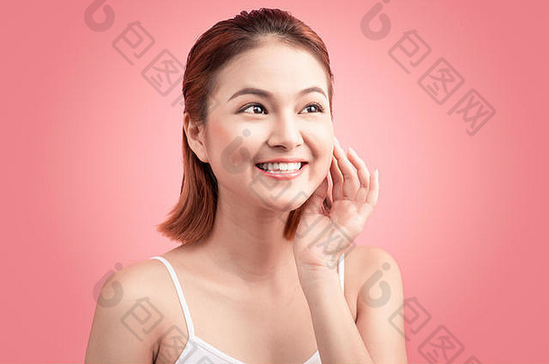 肖像美丽的皮肤护理女人享受放松触碰脸粉红色的背景