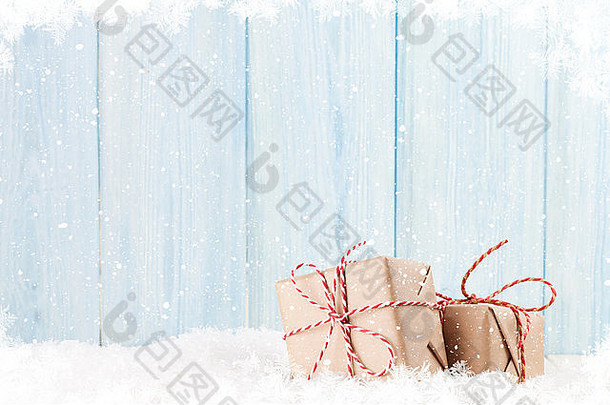 圣诞节礼物盒子雪木背景复制空间