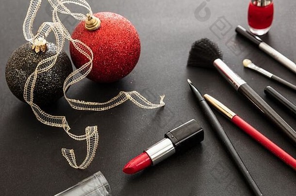 化妆圣诞节聚会，派对概念使产品圣诞节球红色的黑色的黑色的背景年夏娃准备