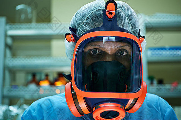 医学科学制药实验室科学家穿面具相机