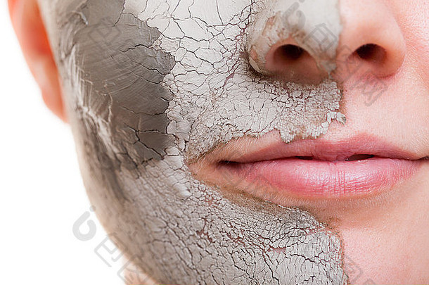 皮肤护理特写镜头女脸年轻的女人应用粘土面具女孩采取护理干compexion孤立的水疗中心情郎