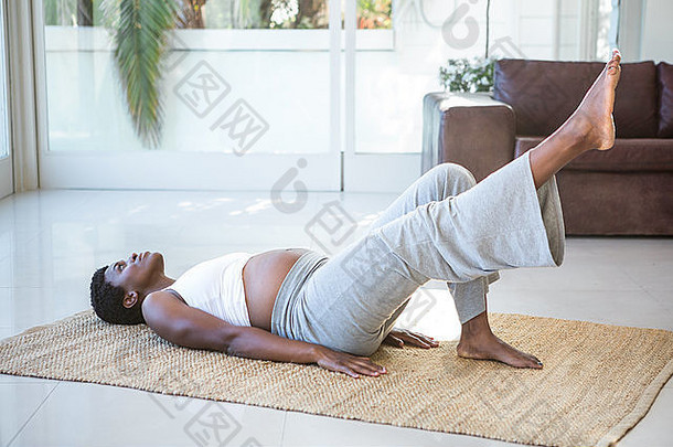 怀孕了女人练习瑜伽说谎