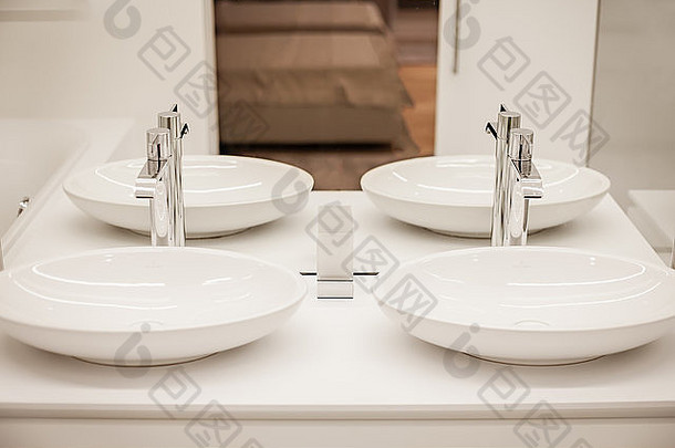 奢侈品浴室汇镜子