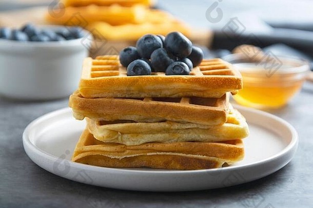 堆栈比利时华夫饼蓝莓蜂蜜早餐美味的自制的糕点复制空间