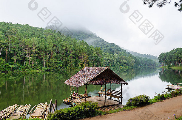 彭勇。清晨美丽的森林湖。梅洪森。泰国