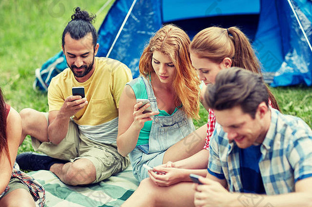 <strong>露营</strong>时带着智能手机和帐篷的朋友