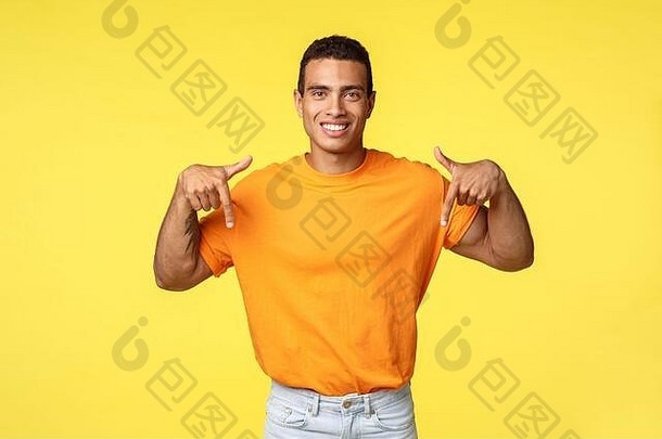 穿着橙色t恤的帅气的年轻男子在网上购物时给出建议，面带微笑，自信而快乐，宣传<strong>广告</strong>