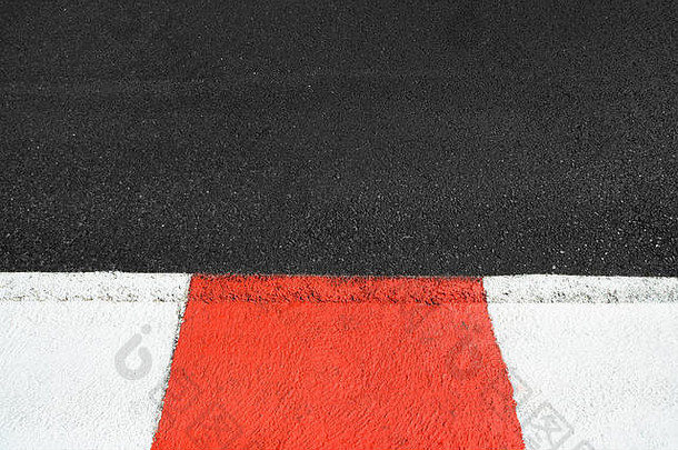 赛车场沥青和红白路缘石的纹理。摩纳哥蒙地卡罗大奖赛街道赛道特写镜头