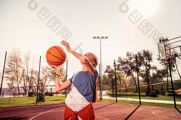 涉及到黑头发的运动型女孩改善技能篮球游戏