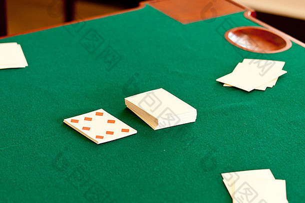 绿色百泽赌桌上的一副古董扑克牌