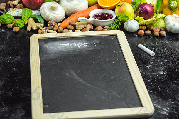 黑板，粉笔和许多水果，蔬菜和草药，一个地方写你自己的菜单或食谱
