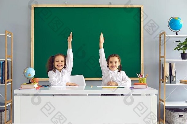 回来学校可爱的女孩坐着桌子上提高手准备好了回答教训教室