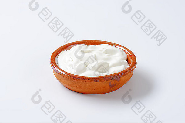陶瓷碗中的白色酸奶