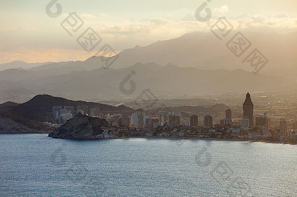 日落时分，西班牙太阳海岸最壮观的城镇之一——贝尼多姆