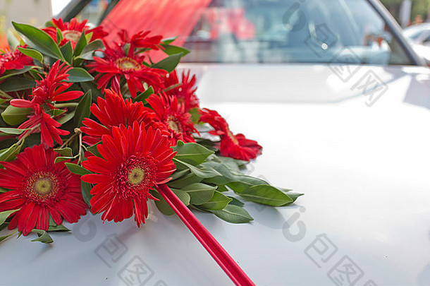 婚车上的一束鲜花