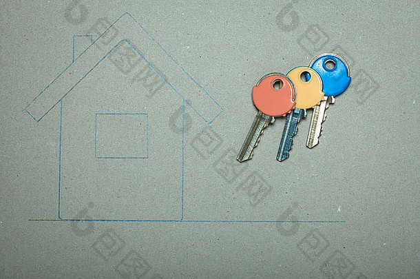 手绘素描房子在再生纸上的家庭符号和彩色钥匙，房<strong>地产商业</strong>和建筑概念。