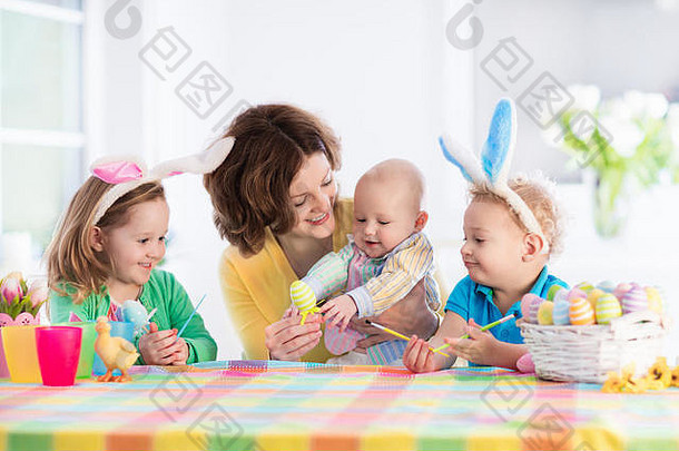 妈妈。孩子们绘画色彩斑斓的鸡蛋妈妈蹒跚学步的学龄前儿童婴儿兔子耳朵油漆装修复活节蛋父孩子们玩在
