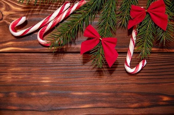 深色木质背景上的圣诞装饰