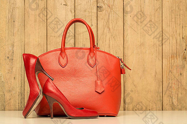 女人配件木背景红色的手提包高高跟鞋