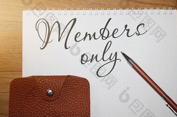 文字书写成员只能在打开的笔记本页、皮钱包和木桌上的笔上书写文字。仅限于个人的业务概念