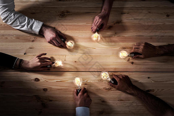 团队合作头脑风暴概念商人分享的想法灯概念启动