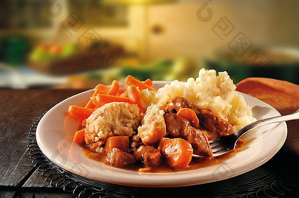 传统的英国炖牛肉和<strong>饺子</strong>，放在传统厨房的白色盘子里，可以随时食用