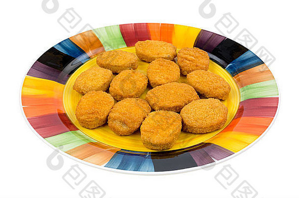 五颜六色的盘子里放着一<strong>大</strong>份带面包屑的熟鸡肉片。