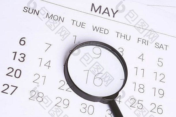 商业和会议的概念形象。日历提醒你一个重要的约会和放大镜在五月。