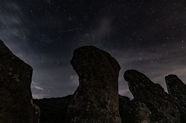 英国威尔特郡阿维伯里附近的西肯尼特朗巴罗。2020年/4日。一颗流星划过西肯尼特朗上空的东北天空