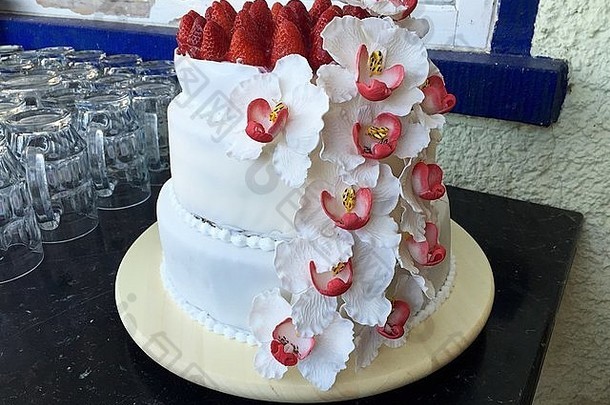 纯天然蛋糕草莓一流的手工制作的根据花装饰
