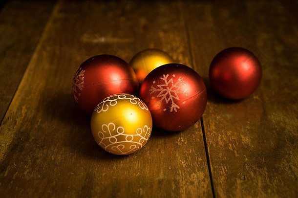 深色木桌上的圣诞球，精美的节日装饰细节，平静、<strong>祥和</strong>的形象。