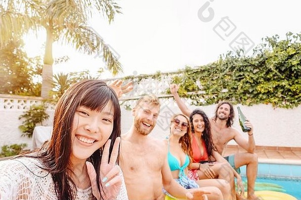 快乐交友<strong>联谊会</strong>使用手机自拍-年轻的千禧一代在专属的热带夏季度假中享受乐趣